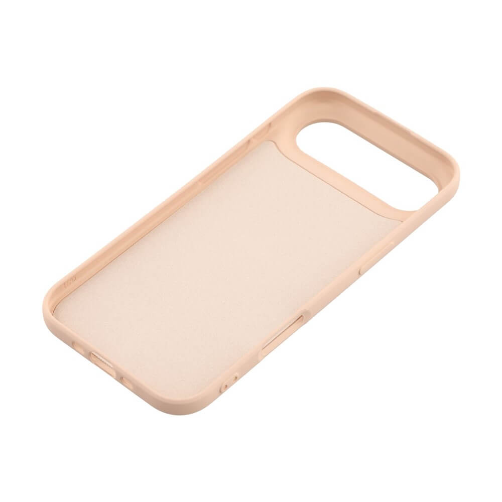 Beige Smartphone-Hülle mit offenem Kamerafach und glatter Oberfläche, schräg auf weißem Hintergrund