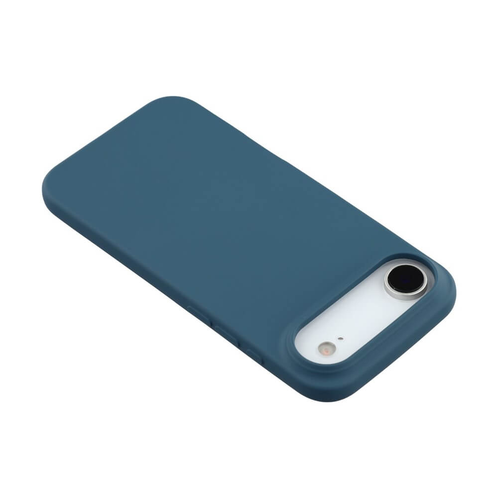 Türkise Smartphone-Hülle mit matter Oberfläche, präzisen Aussparungen für Kamera und Tasten auf weißem Handy.