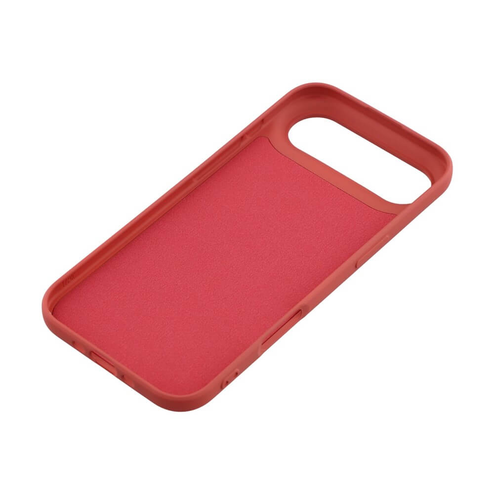 Rote Smartphone-Schutzhülle mit glatter Innenseite und Aussparungen für Tasten und Kamera auf weißem Hintergrund.