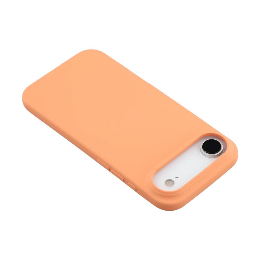 Smartphone mit orangefarbenem Silikonetui, präzisen Kamera- und Blitzausschnitten, vor weißem Hintergrund.