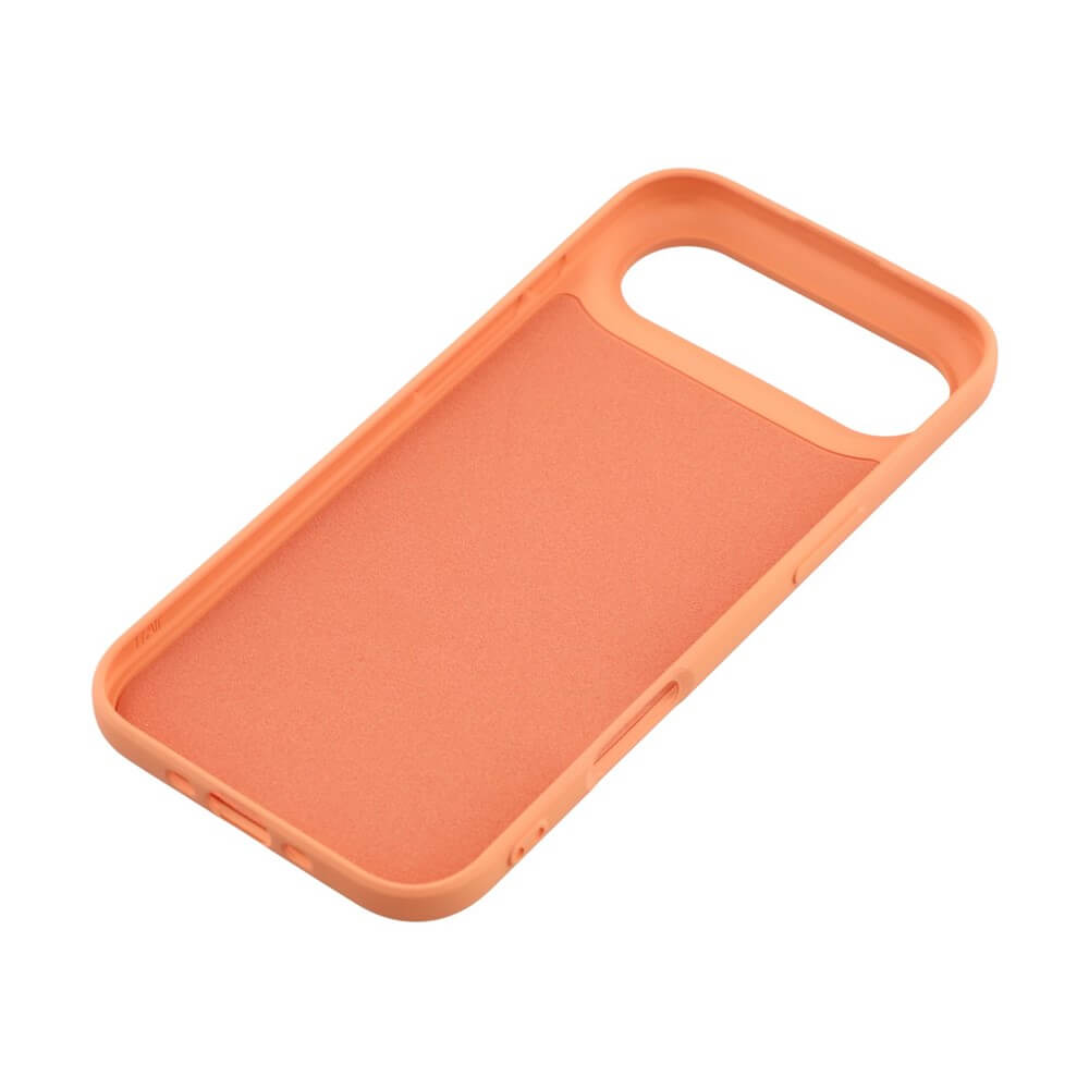 Pfirsichfarbenes Smartphone-Case mit präzisen Aussparungen und glatter Innenseite.