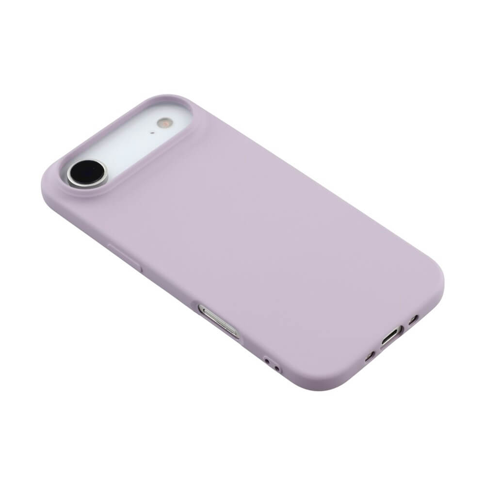 Smartphone mit mattem, pastellviolettem Schutzcase, das Kamera und Blitz freilässt, auf weißem Hintergrund