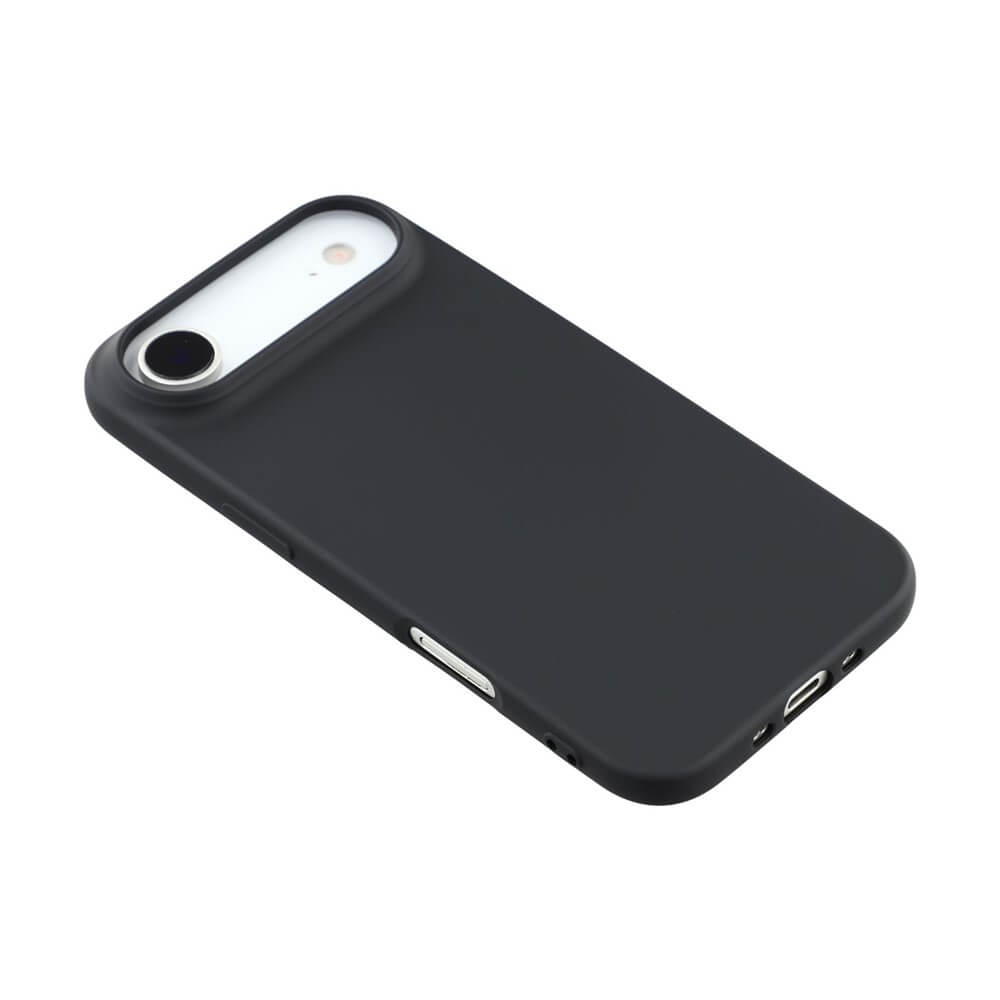 Schwarze Smartphone-Hülle mit präzisen Aussparungen für Kamera, Tasten und Ladeanschluss auf weißem Hintergrund.