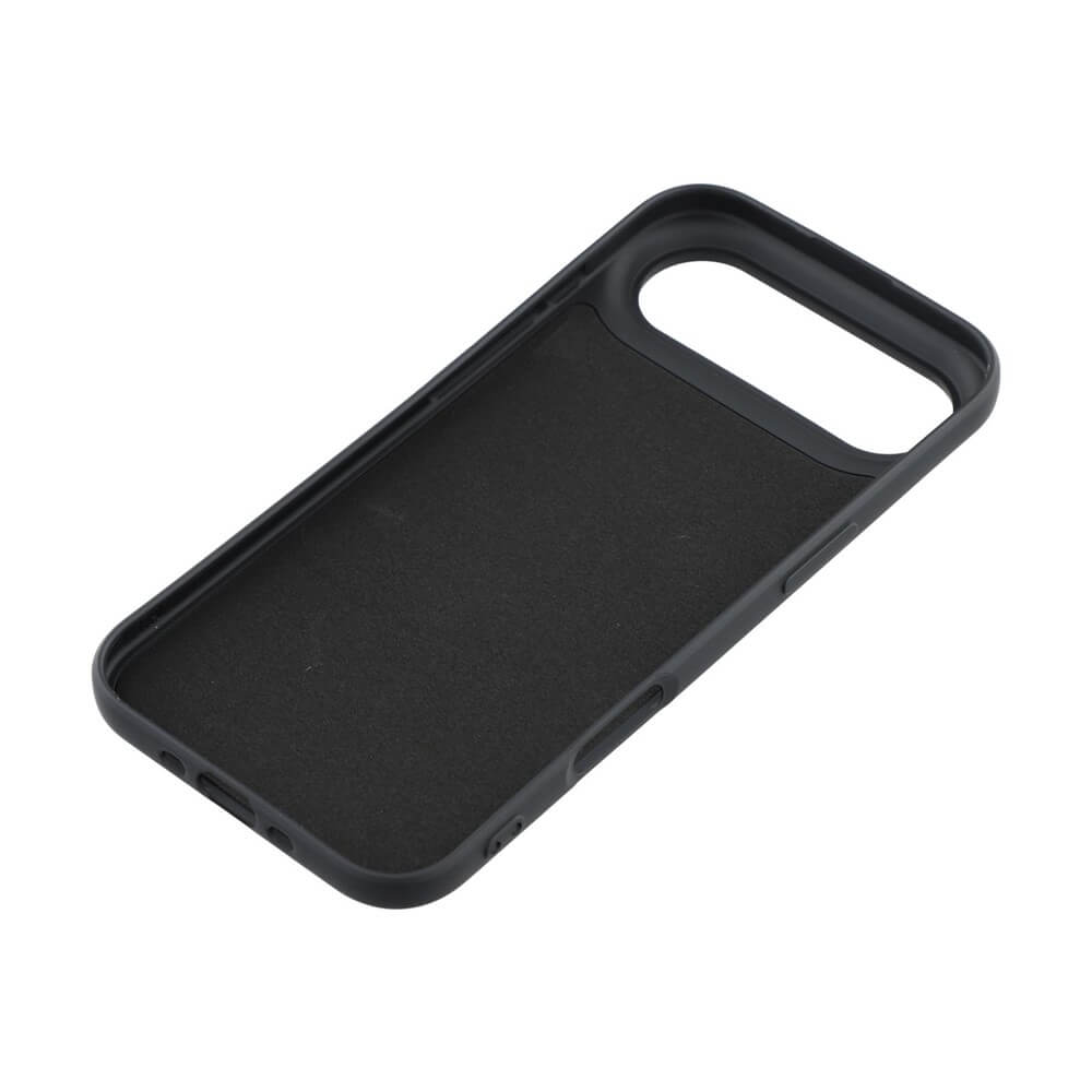 Schwarze Smartphone-Hülle mit präzisen Aussparungen für Kamera und Tasten, matt und schützend, elegantes Design.