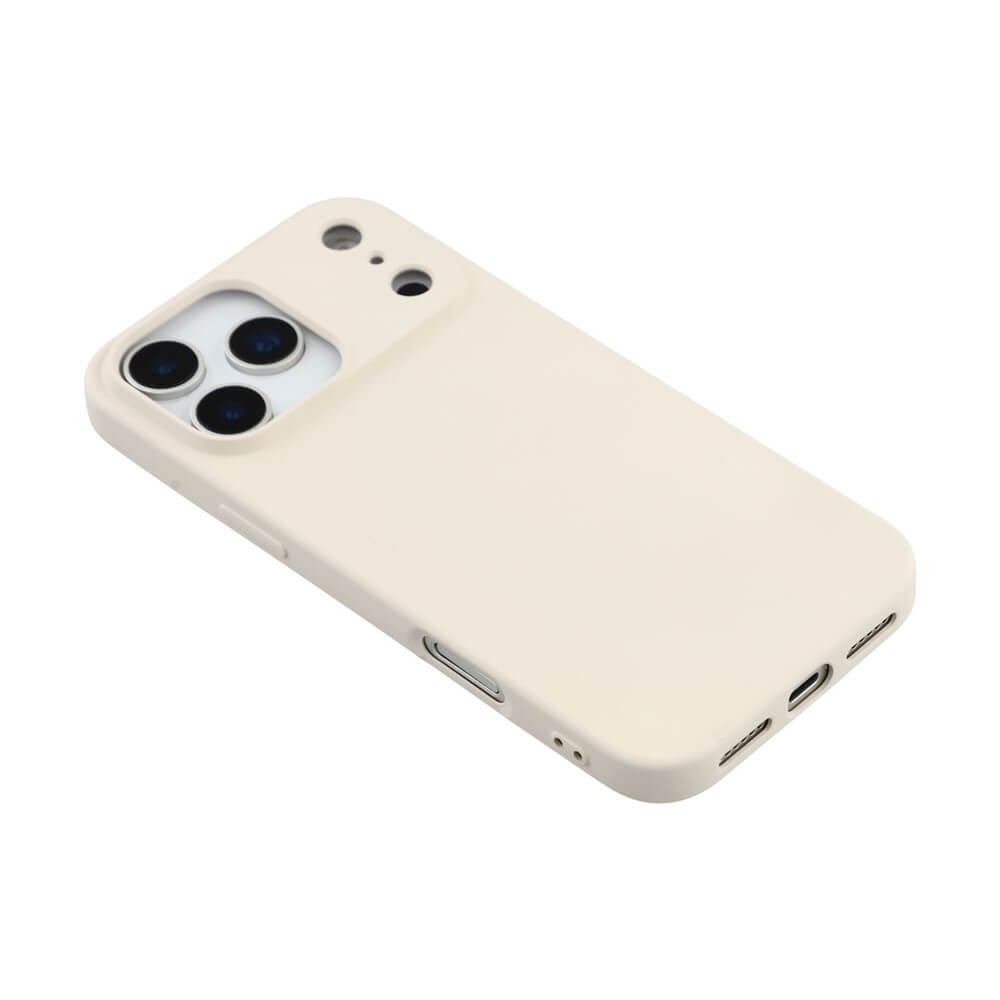 Beige Smartphone-Hülle mit präzisen Aussparungen für Dreifachkamera und Sensor vor weißem Hintergrund.