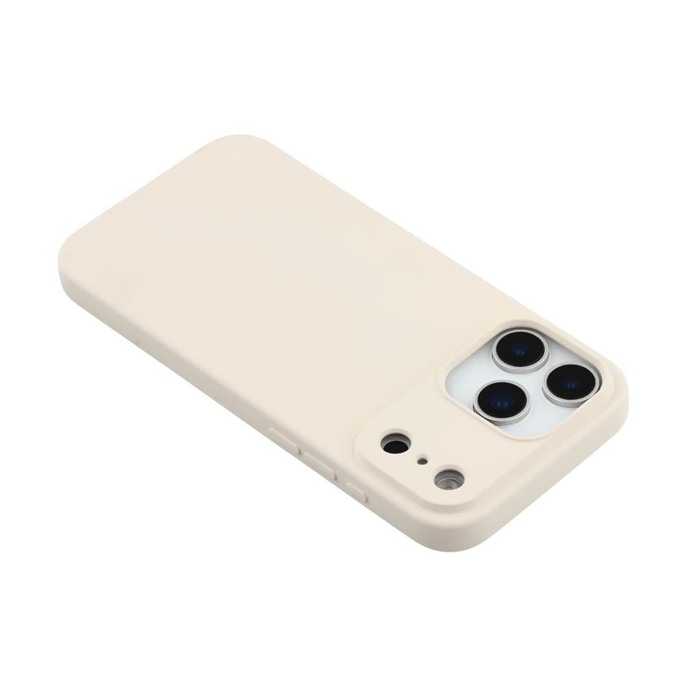 Beige Schutzhülle auf weißem Smartphone mit Triple-Kamera in quadratischem Modul.