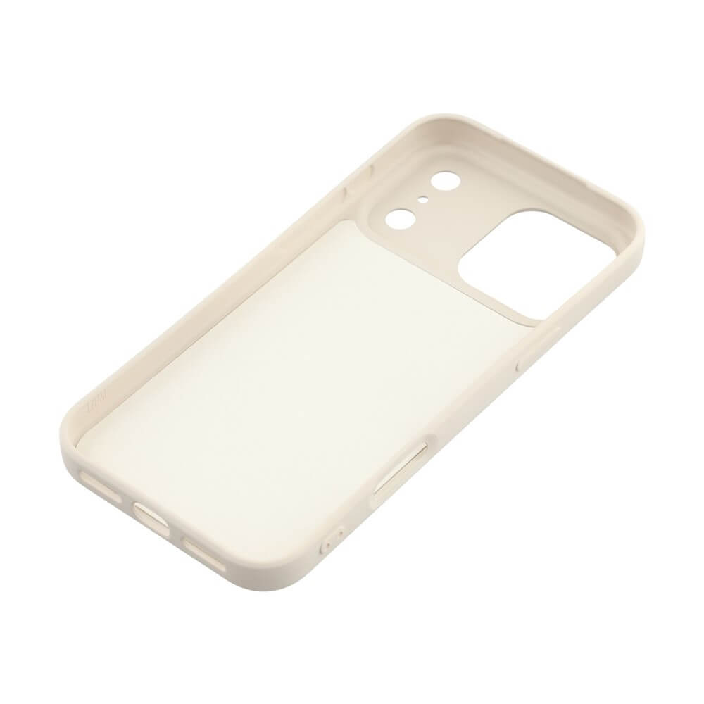 Elegante, cremefarbene Smartphone-Hülle mit präzisen Aussparungen für Kamera und Tasten, passgenau und schützend.