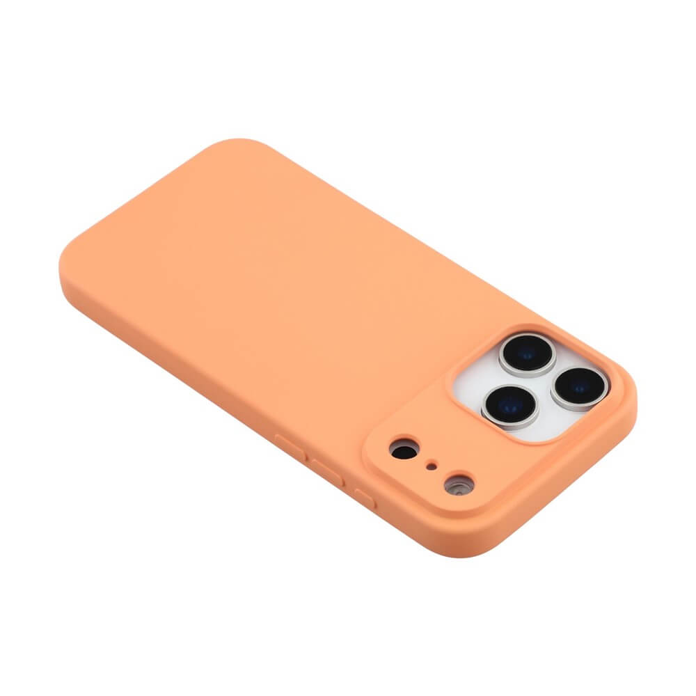 Smartphone in eleganter orangefarbener Schutzhülle mit Fokus auf die Dreifachkamera vor weißem Hintergrund