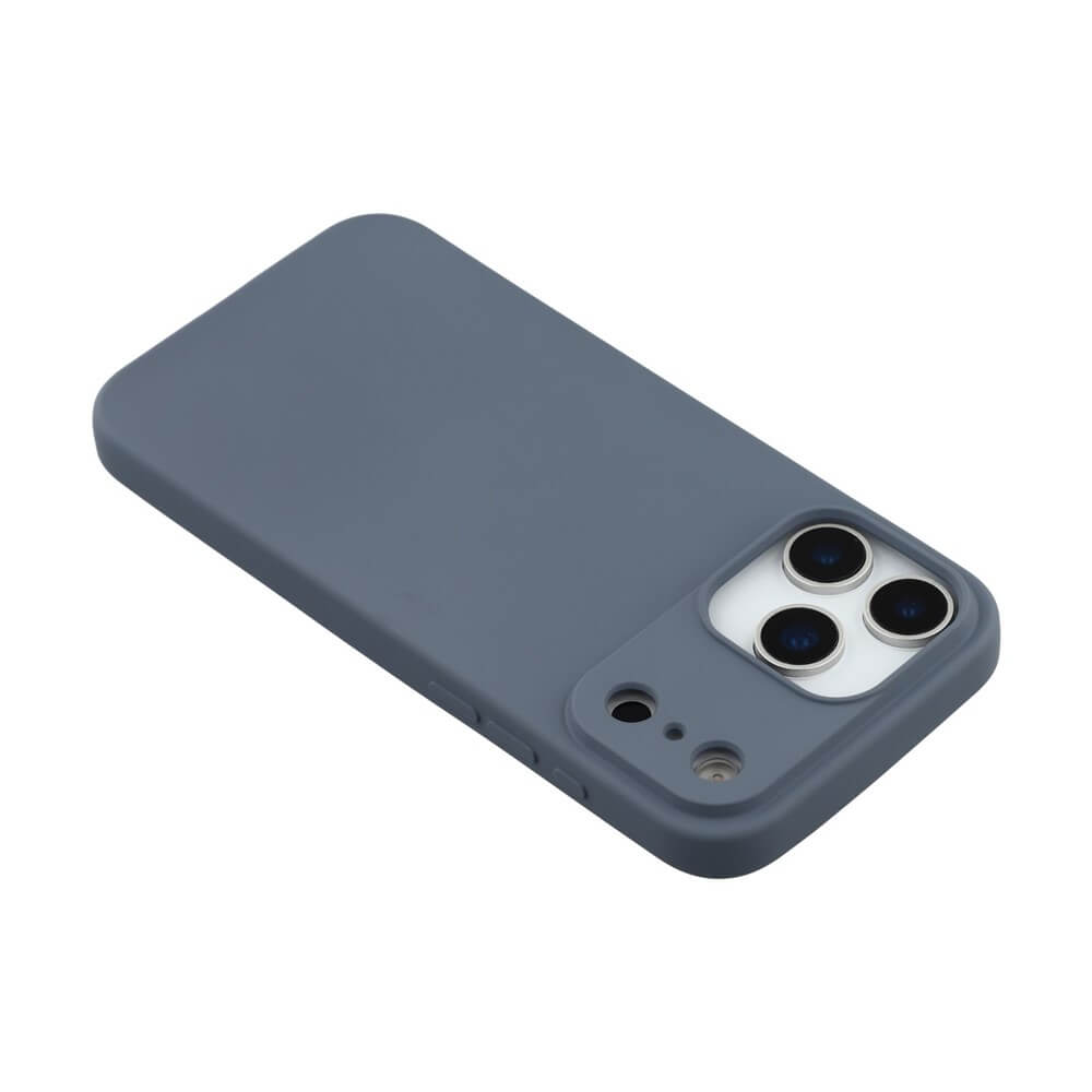 Dunkelgraue Handyhülle mit matter Oberfläche und präzisem Ausschnitt für die Dreifachkamera eines Smartphones.