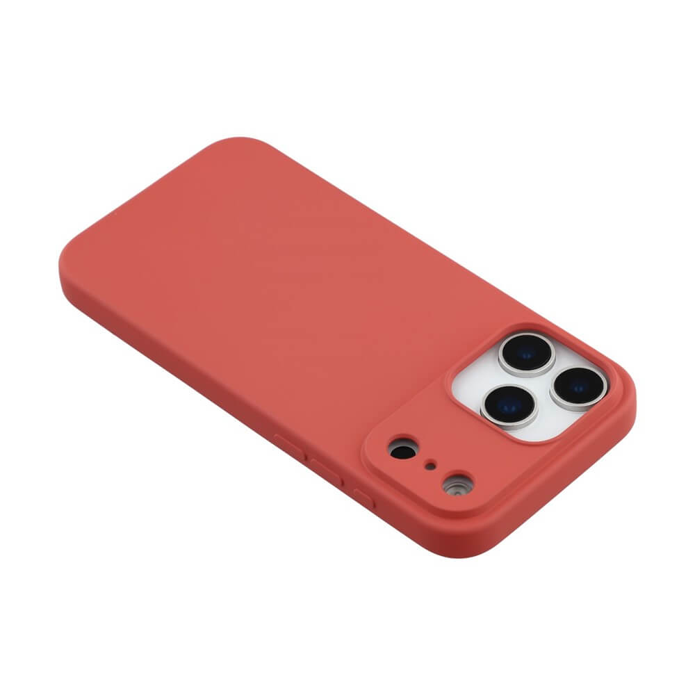 Rückseite eines modernen Smartphones mit roter Schutzhülle und Dreifachkamera, seitliche Tasten sichtbar.