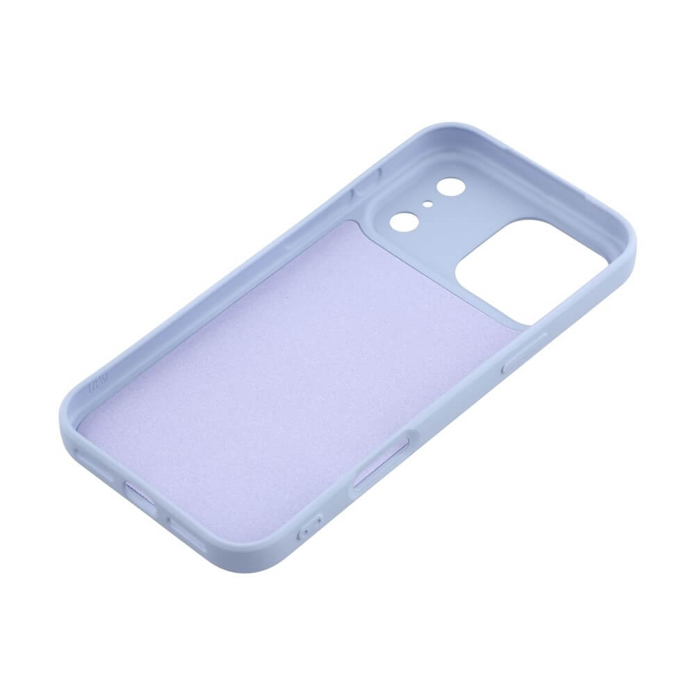 Hellviolette Smartphone-Hülle mit präzisen Aussparungen für Kamera und Tasten, diagonal auf weißem Hintergrund.