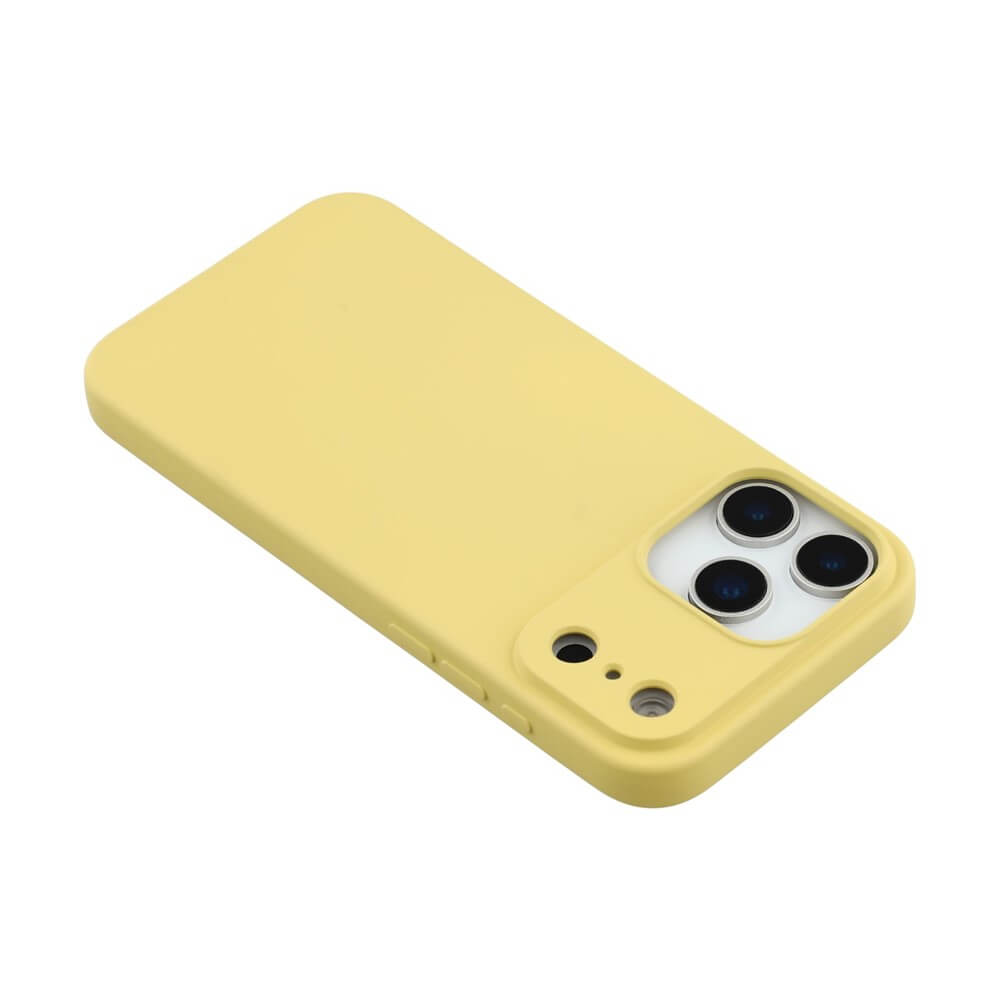 Gelbe Smartphone-Hülle mit Dreifachkamera-Aussparung auf weißem Telefon, matte Oberfläche, schützendes Design.