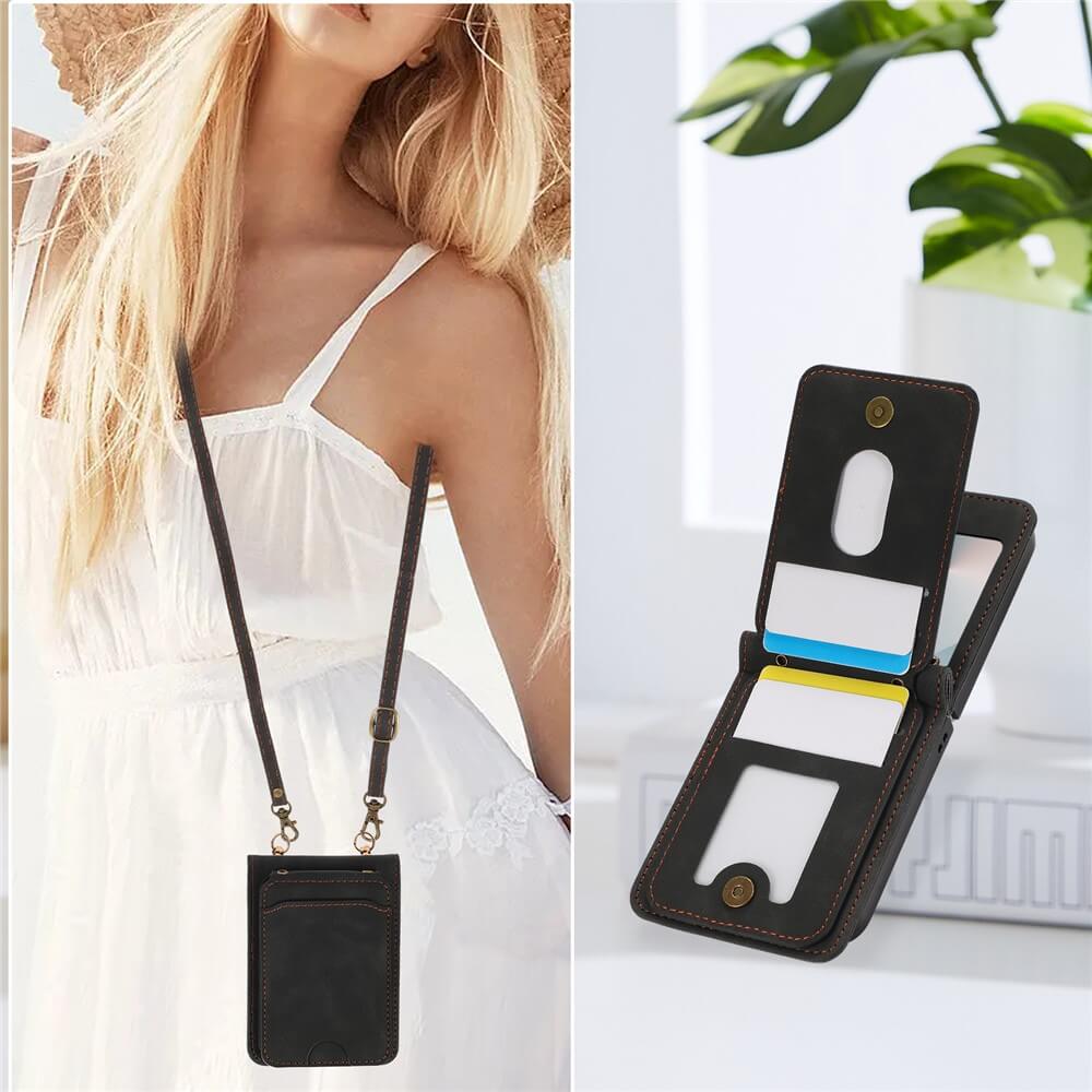 #farbe_schwarz|Eine Frau trägt das Cover-Discount Galaxy Z Flip7 - Etui viele Kartenfächer mit Umhängeband, wobei in einer Nahaufnahme zu sehen ist, wie die Karten im Inneren des Etuis übersichtlich angeordnet sind.