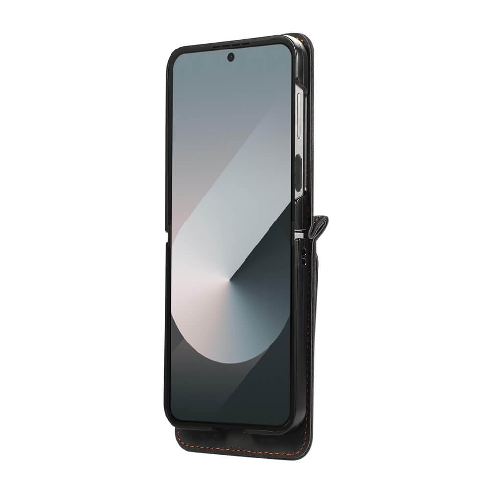 Ein schwarzes Cover-Discount Galaxy Z Flip7 Etui mit vielen Kartenfächern und Umhängeband hält das Smartphone stehend, Screen nach vorne, und bietet stilvollen Schutz.