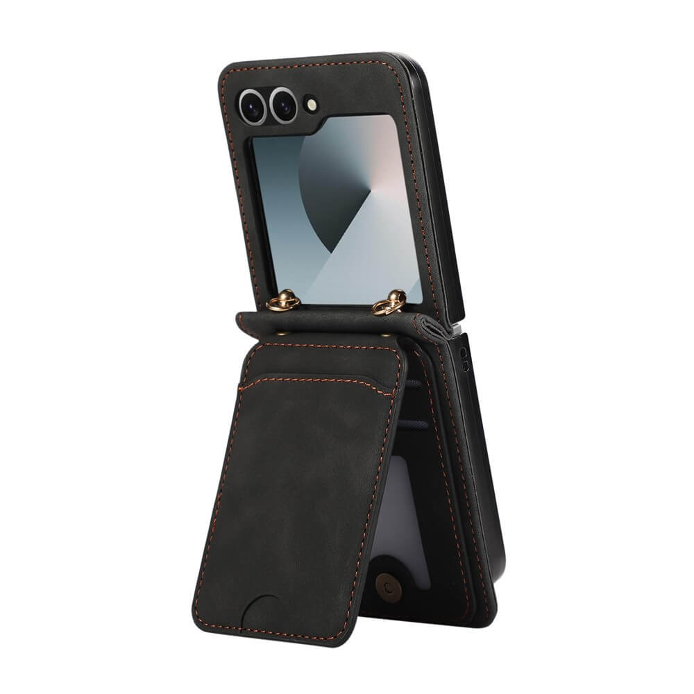 Ein schwarzes Galaxy Z Flip7 in einem Cover-Discount Etui viele Kartenfächer mit Umhängeband steht aufrecht im Leder-Case, das Display ist teilweise sichtbar.