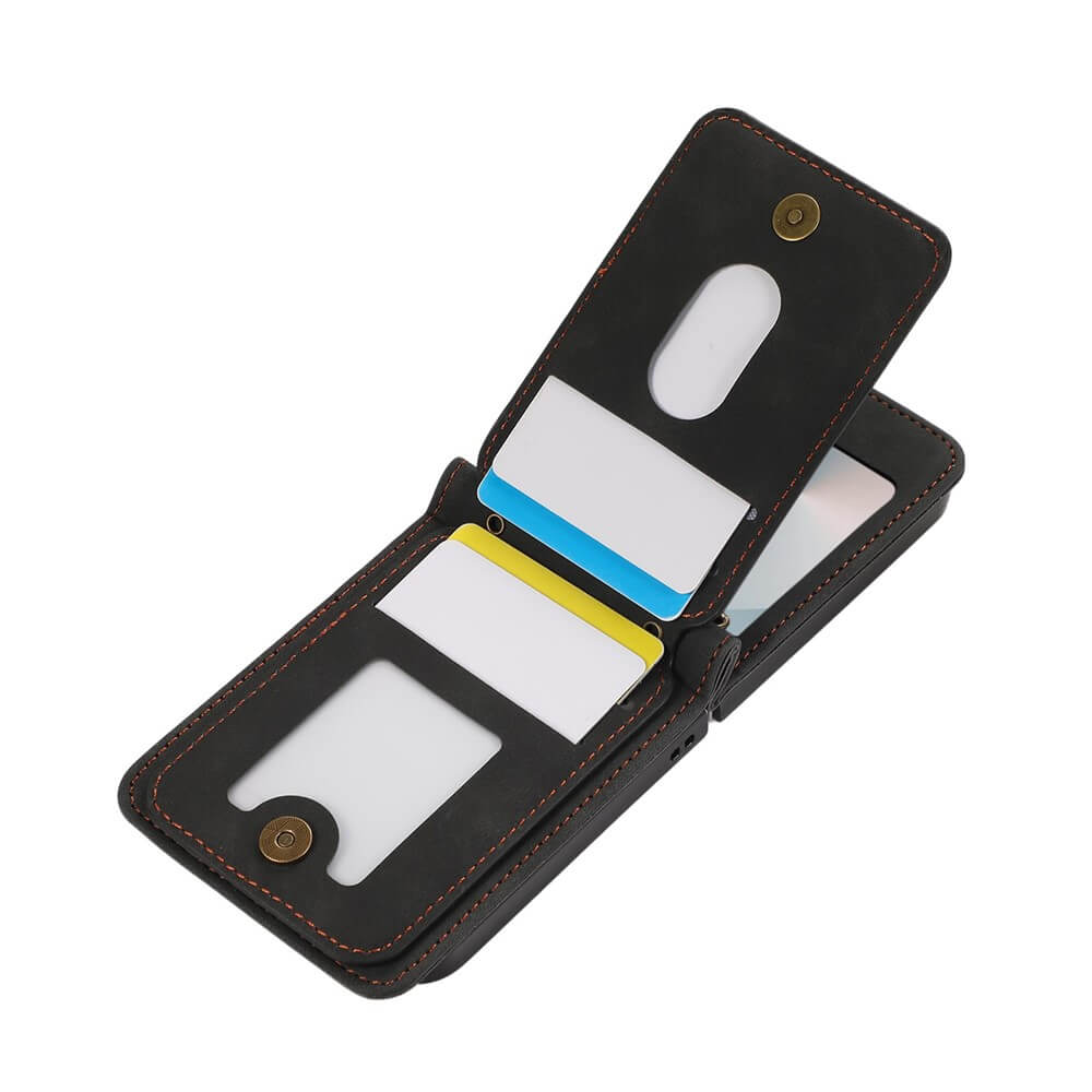 Schwarzes Bifold-Portemonnaie, geöffnet, mit Kartenfächern und braunen Nähten - ähnlich wie das Cover-Discount Galaxy Z Flip7 Etui mit vielen Kartenfächern und Umhängeband, praktisch für die organisierte Aufbewahrung.