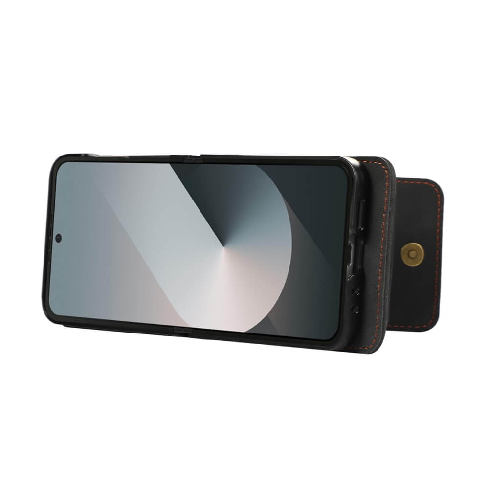 Ein Galaxy Z Flip7 in einem schwarzen Cover-Discount Etui mit vielen Kartenfächern, brauner Naht und Umhängeband, aufgestellt im Querformat.
