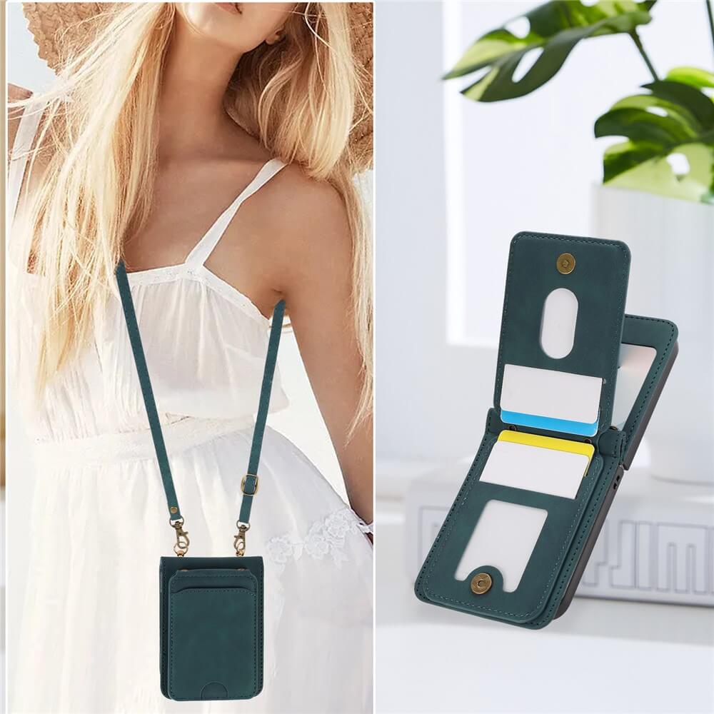 Frau im weißen Kleid mit dem Cover-Discount Galaxy Z Flip7 - Etui viele Kartenfächer mit Umhängeband in teal; Nahaufnahme zeigt das offene Etui mit mehreren Kartenfächern.