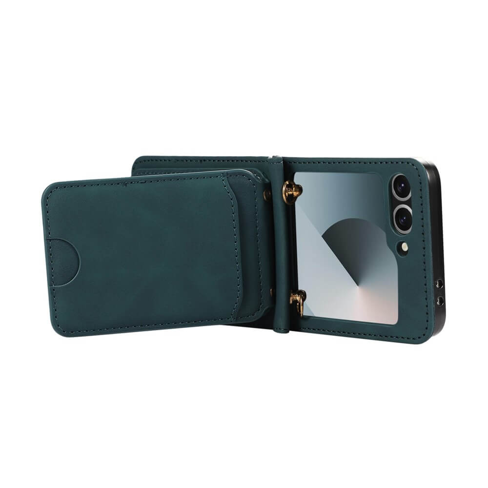 Das Cover-Discount Galaxy Z Flip7 - Etui viele Kartenfächer mit Umhängeband in teal ist teilweise geöffnet und gibt den Blick frei auf das Telefon, einen Innenspiegel und mehrere Kartenfächer sowie einen optionalen Trageriemen zum bequemen Tragen.