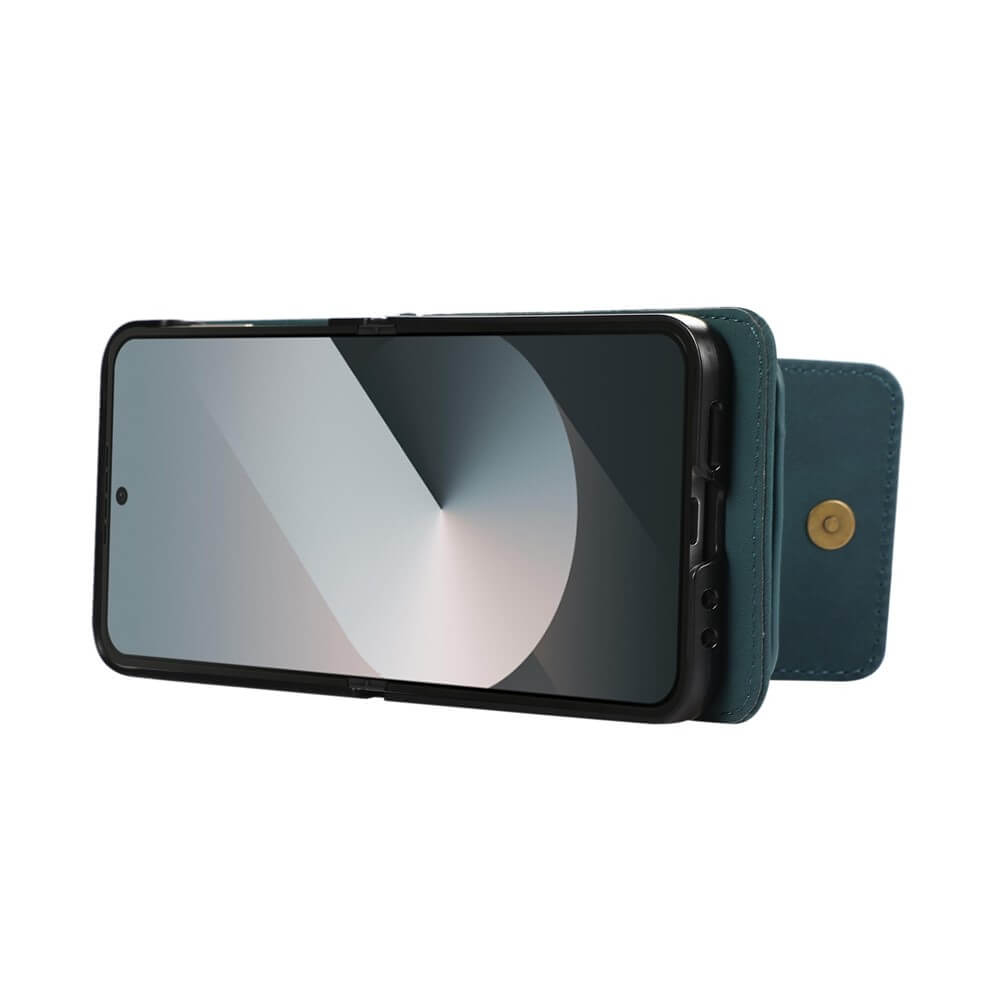 Ein Galaxy Z Flip7 in einem tealfarbenen Cover-Discount Etui viele Kartenfächer mit Umhängeband ist waagerecht aufgestellt und zeigt ein geometrisches Muster auf seinem Bildschirm.