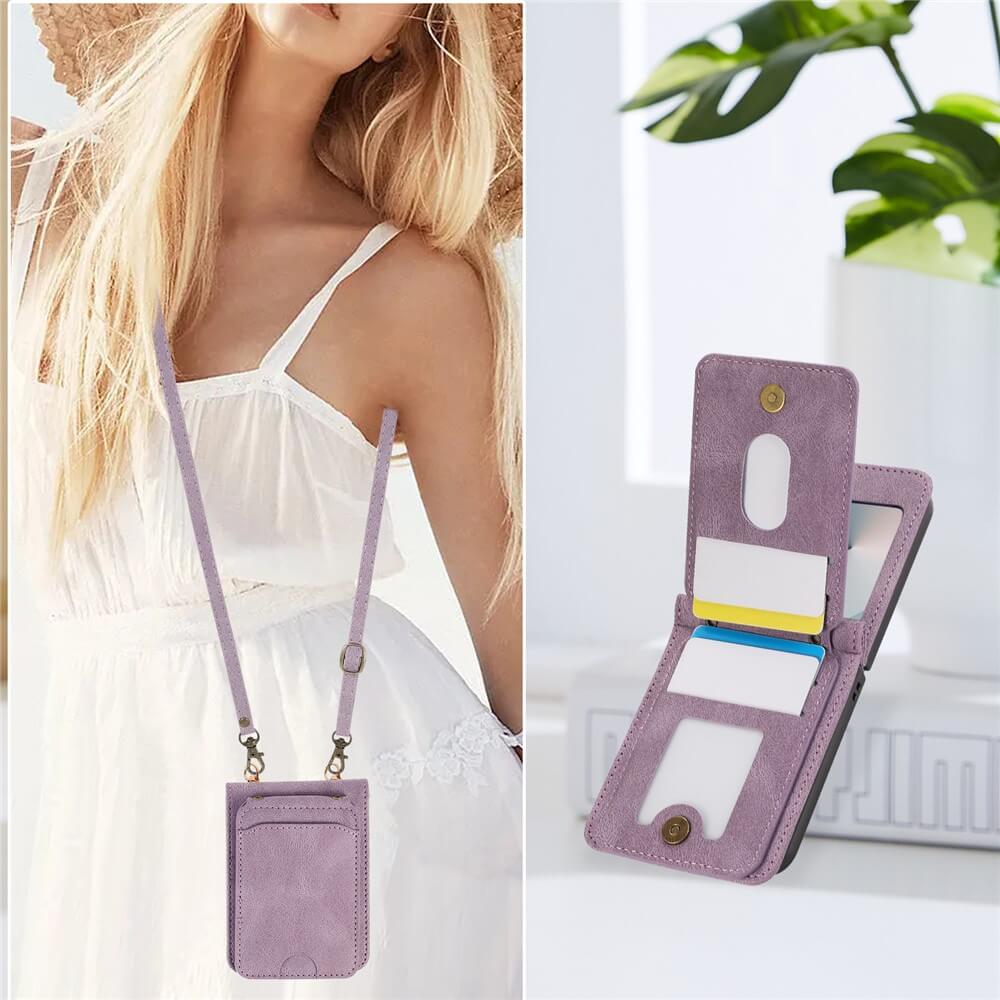 Frau in weißem Kleid mit lila Cover-Discount Galaxy Z Flip7 Etui mit vielen Kartenfächern und Umhängeband; Nahaufnahme des offenen Kartenhalters neben ihr.