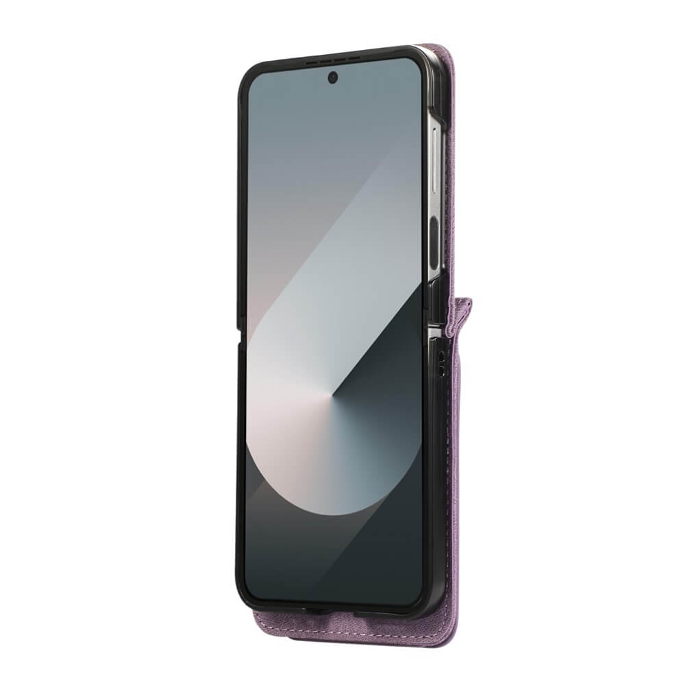 Ein Galaxy Z Flip7 in einem lila Cover-Discount Etui mit vielen Kartenfächern und Umhängeband, teils geöffnet, zeigt Display und Seitentasten.