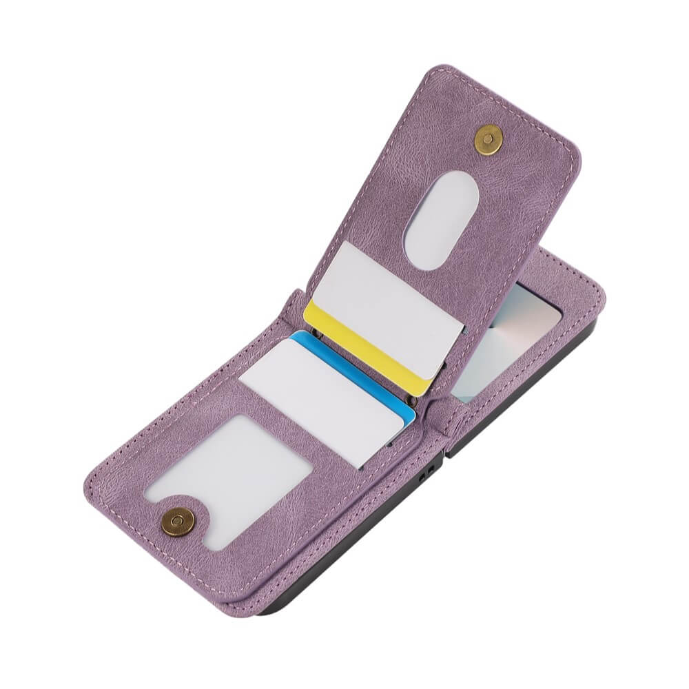 Das Cover-Discount Galaxy Z Flip7 - Etui viele Kartenfächer mit Umhängeband in Lila lässt sich öffnen und gibt den Blick auf Kartenfächer und Ausweisfenster auf beiden Seiten frei, plus ein praktisches Umhängeband zum einfachen Tragen.