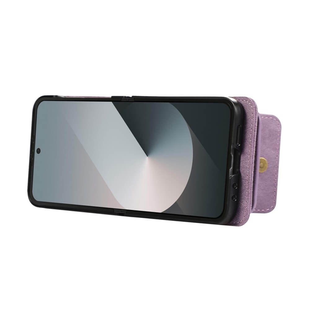Das Galaxy Z Flip7 steckt in der Cover-Discount Etui viele Kartenfächer mit Umhängeband, steht horizontal und zeigt ein geometrisches Muster auf dem Display. Das stylische Case verfügt über praktische Trageoptionen.