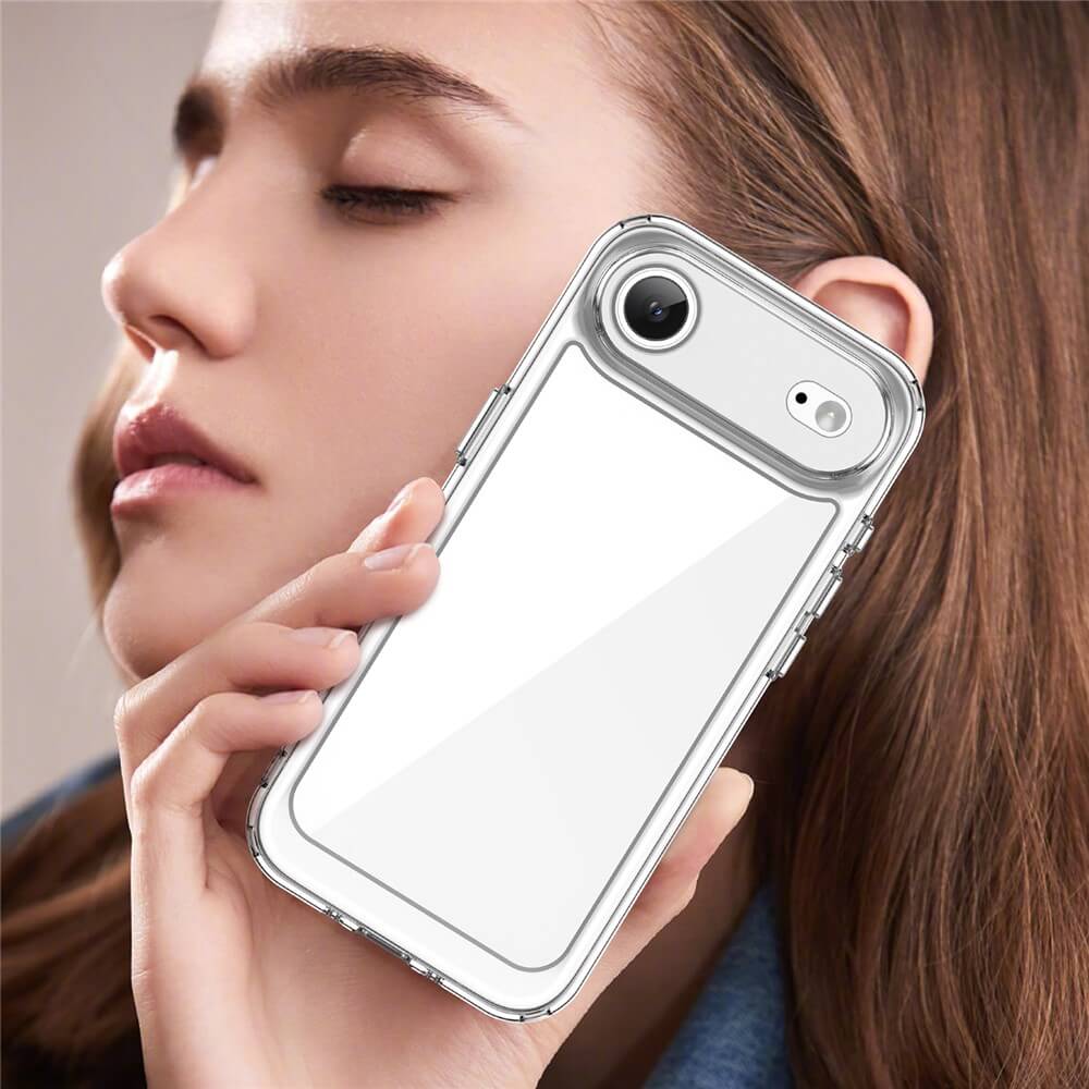 Eine Frau mit geschlossenen Augen hält ein iPhone 17 Air in einer Cover-Discount Acryl-Handyhülle mit erhöhtem Rand, die dessen klaren und stilvollen Schutz hervorhebt.