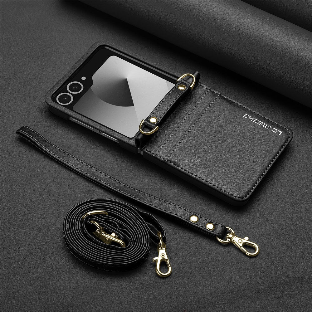 #farbe_schwarz|LC.IMEEKE L1 Series Leder Etui Hülle für Galaxy Z Flip7, mit schwarzem Leder, goldener Hardware, Riemen und Kartenfächern, abgebildet auf einer passenden schwarzen Lederoberfläche.