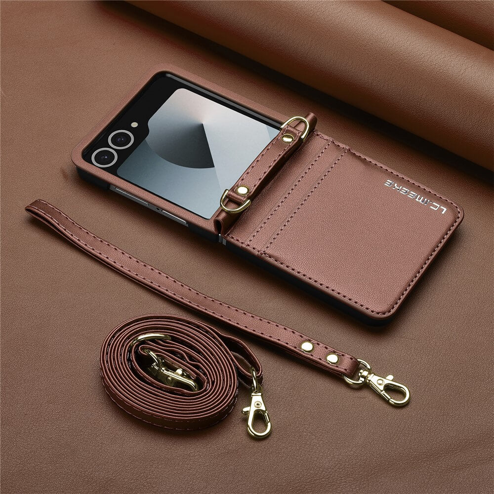 Die LC.IMEEKE L1 Series Leder Etui Hülle für Galaxy Z Flip7, ein braunes Leder-Flip-Case mit Trageriemen, hält das klappbare Telefon und ruht auf einer passenden braunen Lederoberfläche.