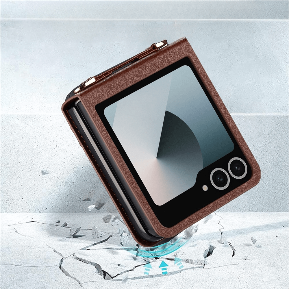 Das Galaxy Z Flip7 - LC.IMEEKE L1 Series Leder Etui Hülle von LC.IMEEKE ist mit einem faltbaren Telefon abgebildet, das auf rissigem Beton liegt.
