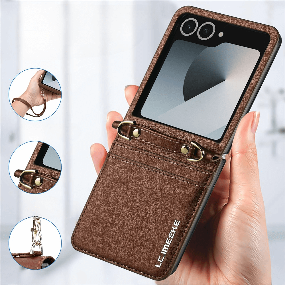 Eine Hand hält die LC.IMEEKE L1 Series Leder Etui Hülle für Galaxy Z Flip7, eine braune Leder-Flip-Hülle mit Trageriemen, entworfen von LC.IMEEKE für faltbare Smartphones.