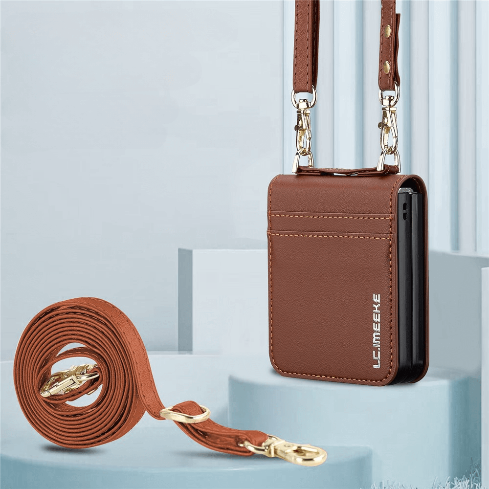 Braunes Lederetui mit abnehmbarem Gurt, abgebildet auf hellblauem Hintergrund - ideal als LC.IMEEKE L1 Series Leder Etui Hülle für Galaxy Z Flip7.