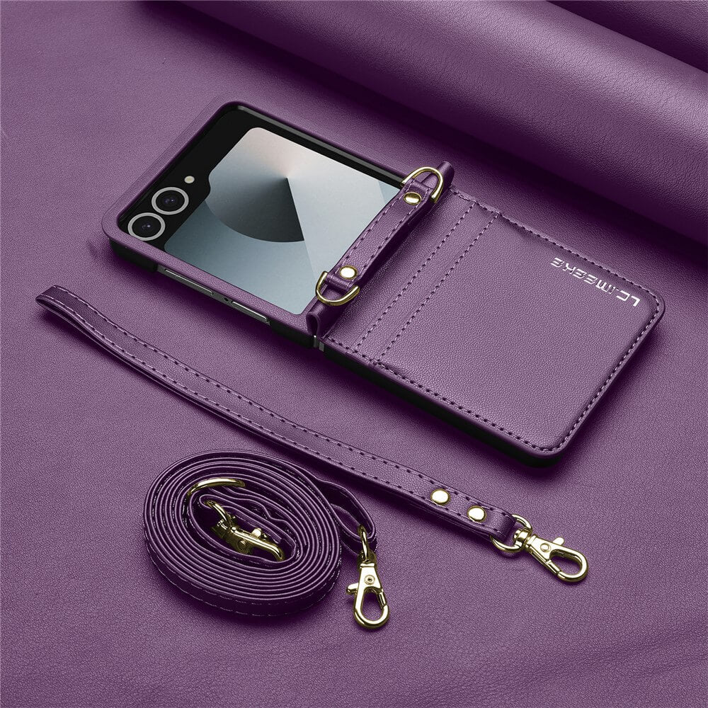 Die LC.IMEEKE L1 Series Leder Etui Hülle für Galaxy Z Flip7 verfügt über einen Riemen und goldene Verschlüsse, die auf einem lila Hintergrund gestylt sind. Dieses elegante Etui bietet sowohl Praktikabilität als auch Stil, entworfen von LC.IMEEKE für Ihr Gerät.