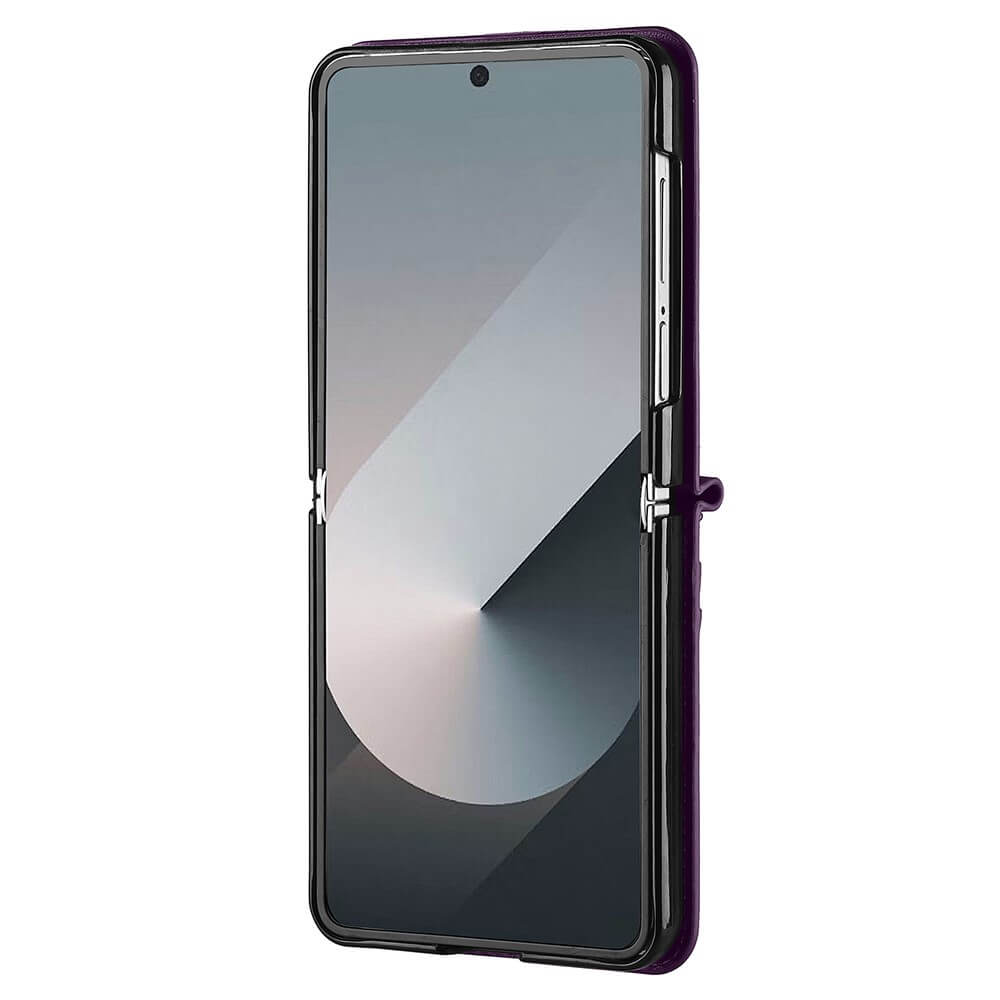 Ein Galaxy Z Flip7 in einer lila LC.IMEEKE L1 Series Leder Etui Hülle ist teilweise aufgeklappt und zeigt ein geometrisches Hintergrundbild auf dem Bildschirm.