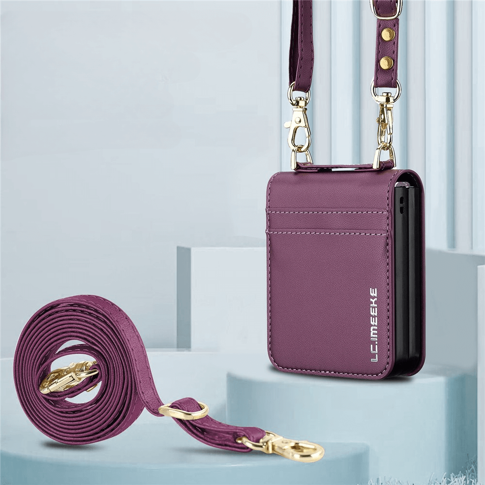 Lila LC.IMEEKE L1 Series Leder Etui Hülle für Galaxy Z Flip7 mit goldener Hardware und abnehmbarem Armband, dient als stilvolle Kartenfächer Fall, auf einem hellblauen geometrischen Hintergrund angezeigt.