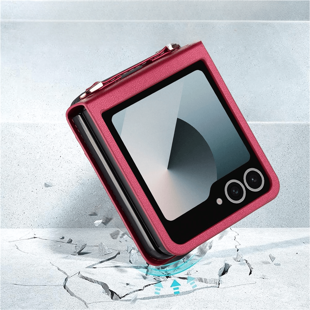 Ein rotes Galaxy Z Flip7 in einer LC.IMEEKE L1 Series Leder Etui Hülle ruht auf einer rissigen Betonoberfläche.