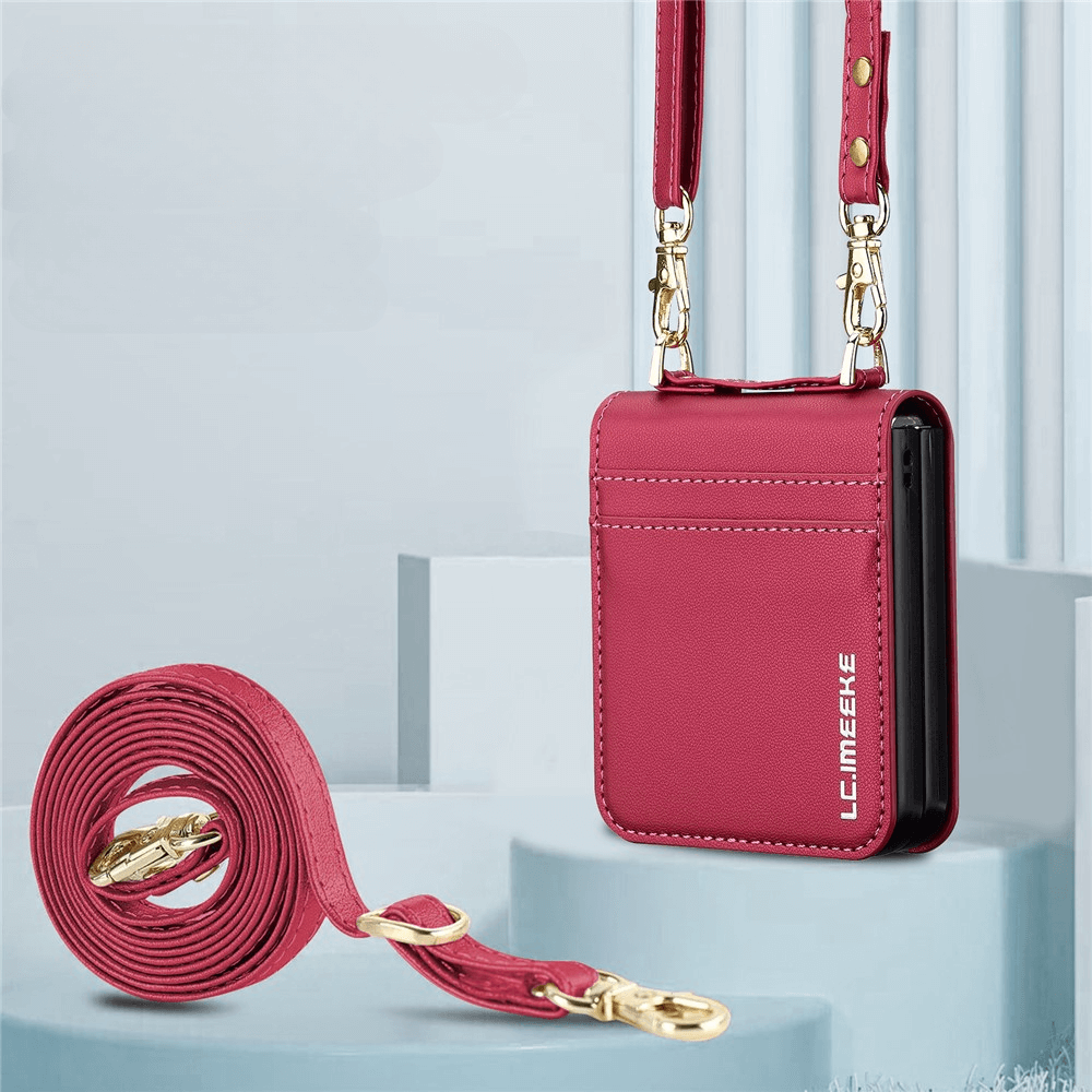Die LC.IMEEKE L1 Series Leder Etui Hülle für Galaxy Z Flip7 verfügt über rotes Leder, goldene Verschlüsse, einen passenden verstellbaren Riemen und Kartenfächer, die elegant auf hellblauen Stufen angebracht sind.