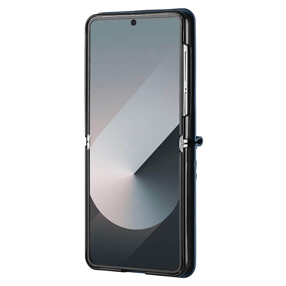 Das Galaxy Z Flip7 wird aufrecht in einer schwarzen LC.IMEEKE L1 Series Leder Etui Hülle gezeigt, der Bildschirm ist nach vorne gerichtet und zeigt ein geometrisches Hintergrundbild.