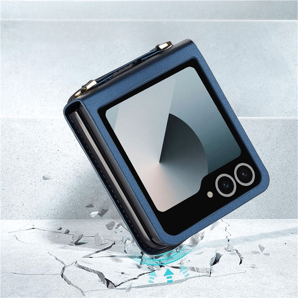 Eine blaue LC.IMEEKE L1 Series Leder Etui Hülle schützt das Galaxy Z Flip7, das aufrecht auf einer rissigen, vereisten Oberfläche steht.