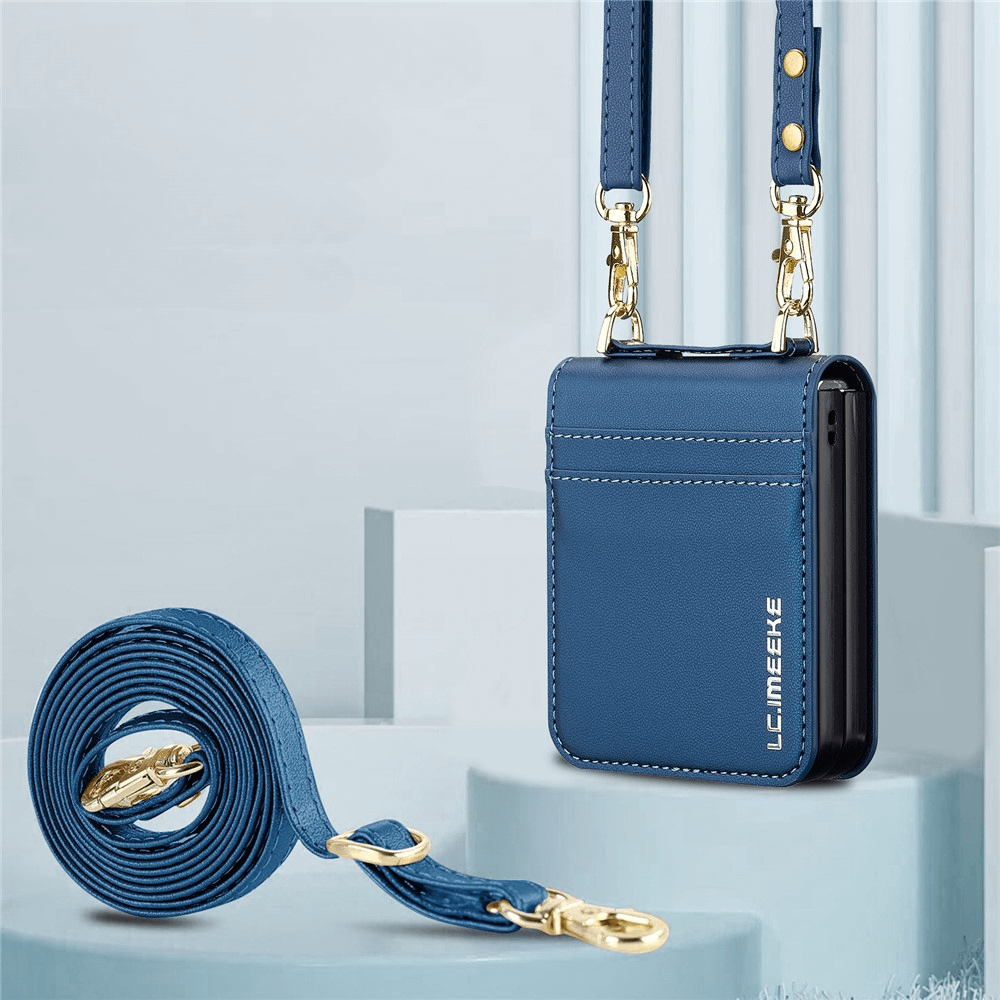Das LC.IMEEKE L1 Series Leder Etui Hülle für Galaxy Z Flip7 ist mit blauem Leder, goldener Hardware und einem abnehmbaren Armband ausgestattet - ein elegantes Accessoire von LC.IMEEKE, das auf hellblauem Hintergrund abgebildet ist.