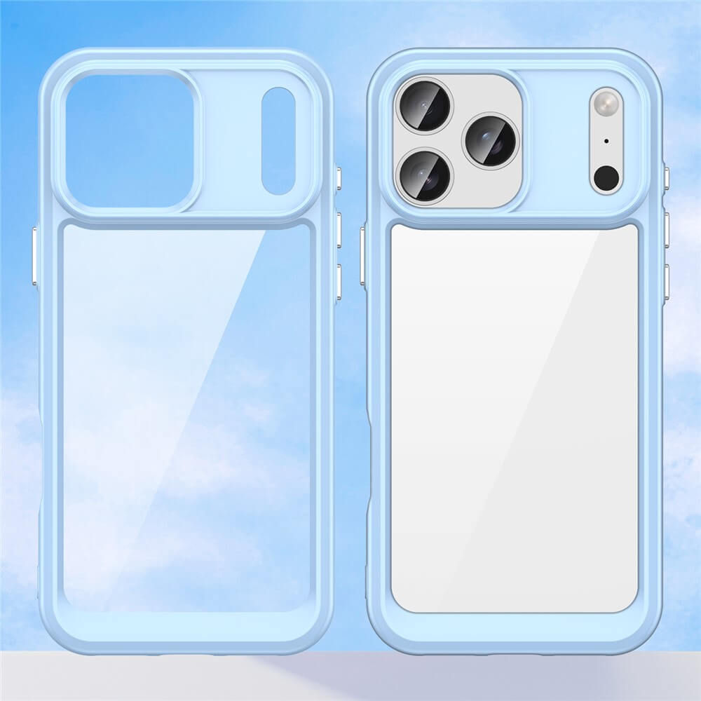 Hellblaue, transparente Handyhülle mit Ausschnitten für Dreifach-Kamera und Sensoren vor blauem Himmel.