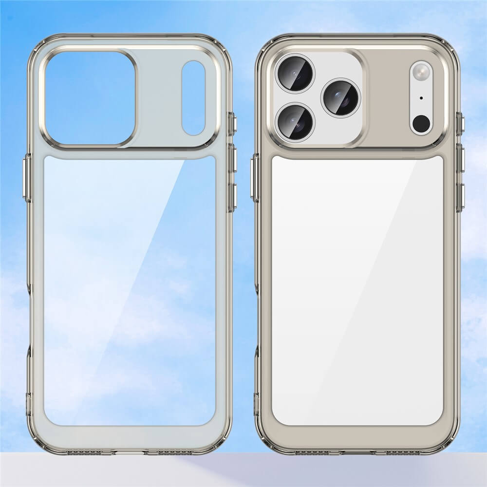 Transparente Handyhülle mit Kameraausschnitt neben beigem Smartphone mit Dreifachkamera vor blauem Himmel.