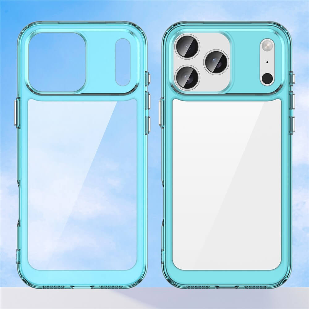 Zwei transluzente blaue Smartphonehüllen, eine auf einem Smartphone mit Dreifachkamera und Blitz, vor einem weichen Himmelshintergrund.