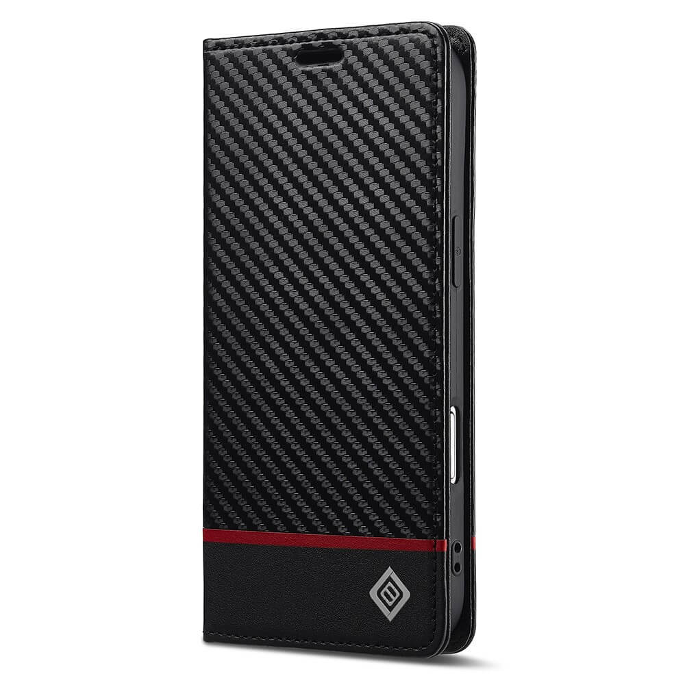 Elegante schwarze Handyhülle mit Carbonfaserstruktur, rotem Streifen und weißem Diamant-Logo, teilweise geöffnet, Seitentasten sichtbar.