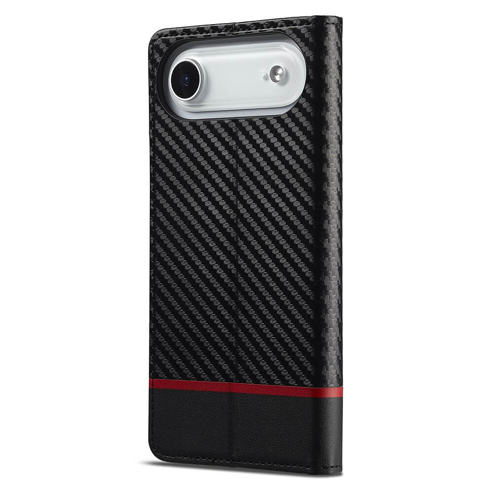 Smartphone-Hülle mit schwarzem Carbonfaser-Design oben, glattem Lederimitat unten und rotem Streifen, Kameraöffnung.