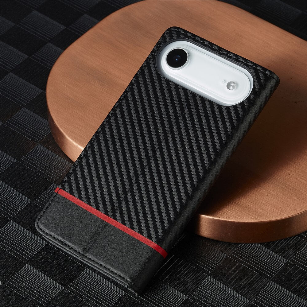 Ein Smartphone mit schwarzer Carbonfaser-Hülle und rotem Streifen auf kupferfarbener Metallfläche vor kariertem Hintergrund.