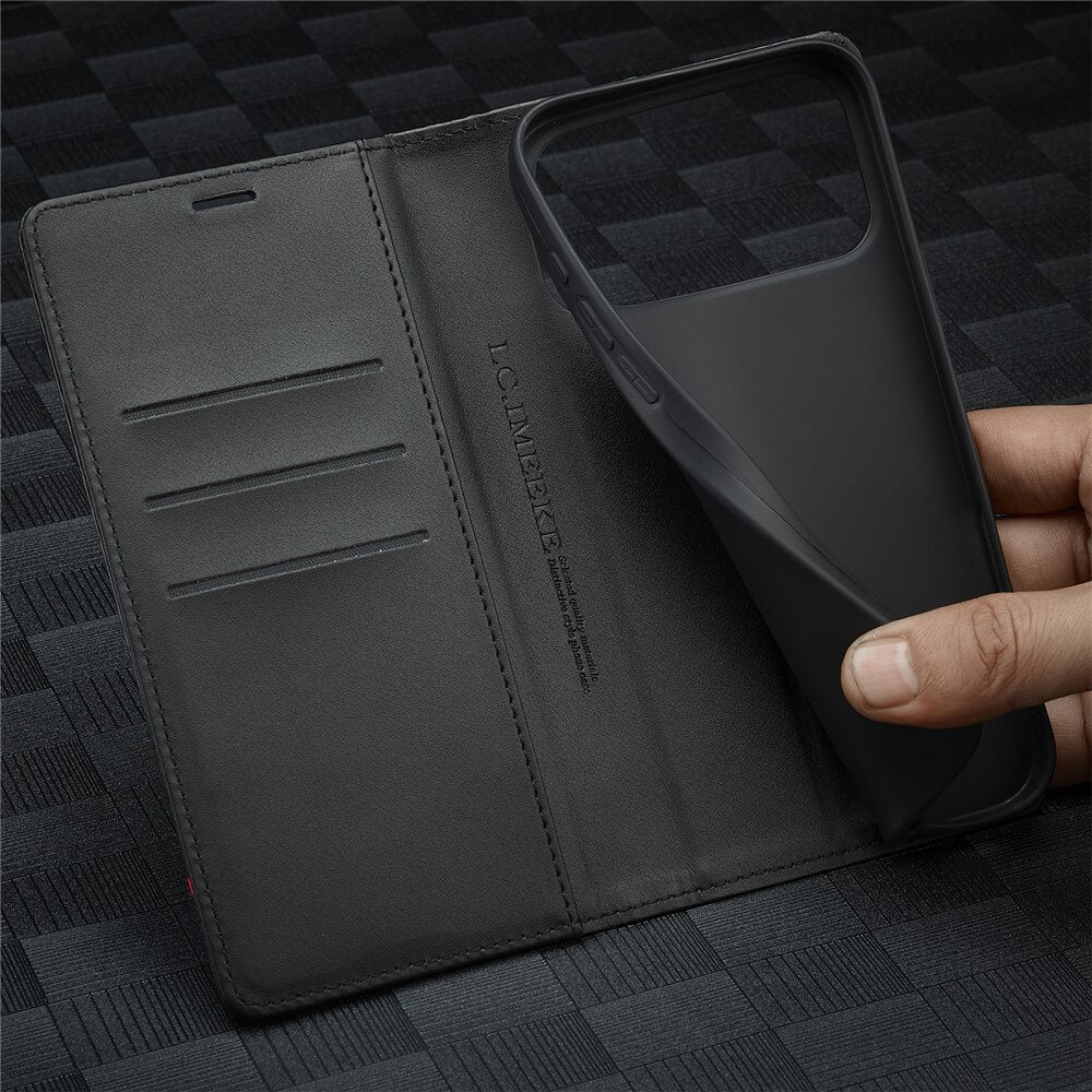 Elegante LC.IMEEKKE Leder-Handytasche in Schwarz mit drei Kreditkartenfächern und flexiblem Telefonhalter, auf kariertem Untergrund