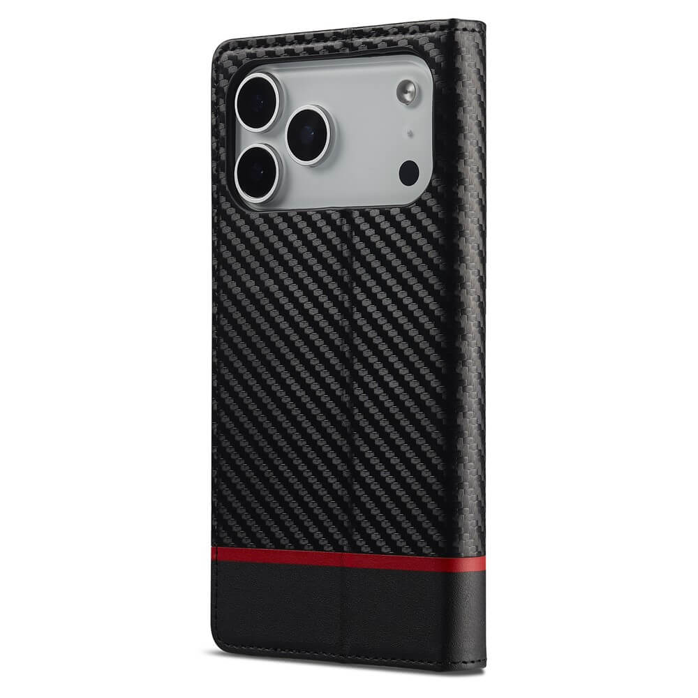 Modernes Smartphone mit dreifacher Kamera in schwarzer Carbon-Hülle mit rotem Streifen am unteren Rand.